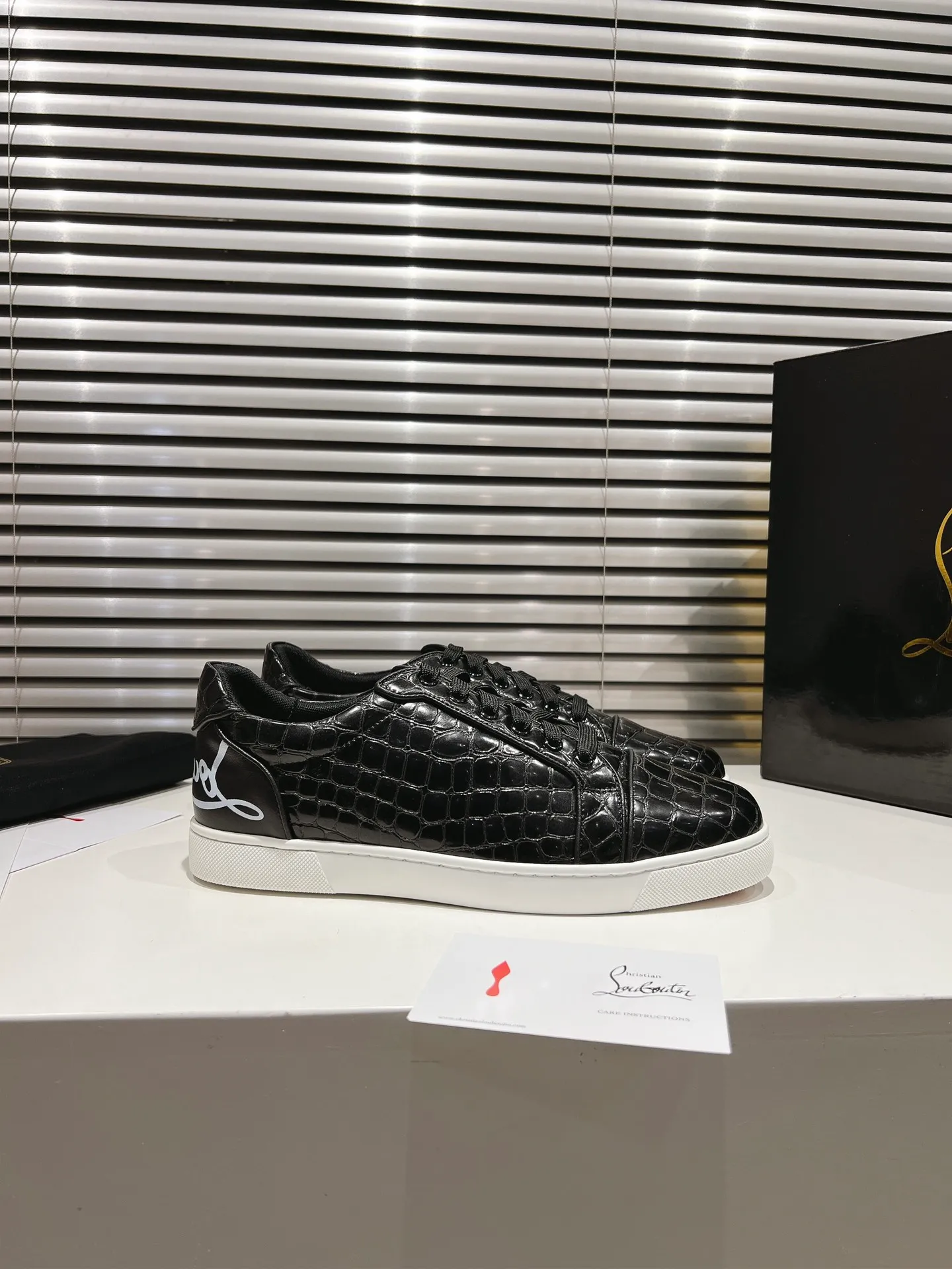 👟👟Ex-factory price 700👟👟 ╔Low top black stone pattern printed logo model╗ ·Top version customization·²⁰²²𝐬𝐬 𝑪𝒉𝒓𝒊𝒔𝒕𝒊𝒂𝒏 𝑳𝒐𝒖𝒃𝒐𝒖𝒕𝒊𝒏 ▪️No matter the last shape, fabric, diamonds, nails, lining, outsole, they are as close as possible to ZP... ▪️The original sole is specially provided by the original factory ▪️The lining is imported water-dyed cowhide ▪️Private customization time is about 3-7 days —————— Size: Women's 35M-41M Men's 38M-47M, half size can be customized